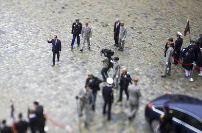 Una imagen tomada con una lente de desplazamiento muestra al presidente francés, Francois Hollande mientras se va después de asistir a una ceremonia de condecoración militar.