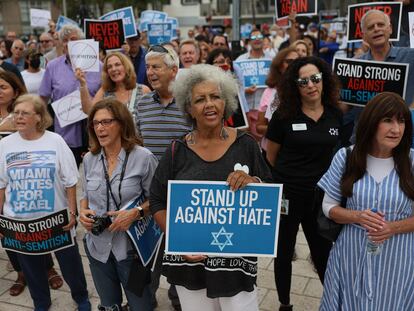 Un grupo de personas se manifiesta contra el antisemitismo en Miami Beach, Florida, el pasado 3 de junio.