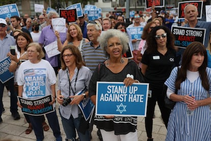 Un grupo de personas se manifiesta contra el antisemitismo en Miami Beach, Florida, el pasado 3 de junio.