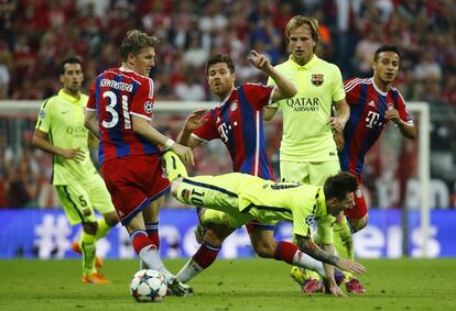 Messi, envoltat de rivals.