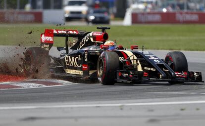 Romain Grosjean, piloto francés de Lotus, tocando tierra en una de las curvas del Gran Premio de Canadá.