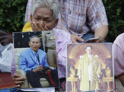 Una mujer llora delante de unos retratos del rey Bhumibol Adulyadej de Tailandia este miércoles. La Casa Real de Tailandia suspendió este miércoles dos actos oficiales, tres días después de que el último comunicado médico calificara de "inestable" el estado de salud del rey Bhumibol Adulyadej, ingresado desde hace más de un año en el hospital. EFE/Rungroj Yongrit