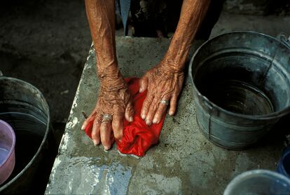 Serafina Quintero, lavando en su casa.
