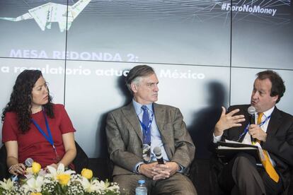 Enrique Alberola, del Banco de Pagos Internacionales, y Eduardo Gómez Alcalá, de PwC, hablan sobre el panorama regulatorio en México en una mesa moderada por Sonia Corona (EL PAÍS).