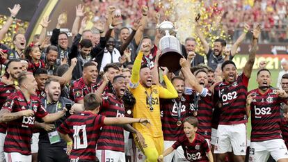 Diego Alves, Everton Ribeiro e Diego erguem a taça de campeão da Libertadores.