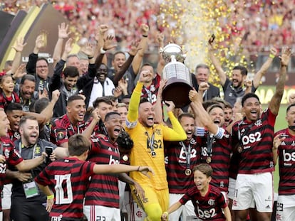 Diego Alves, Everton Ribeiro e Diego erguem a taça de campeão da Libertadores.