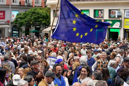 Asistentes a la concentración en defensa de Europa y la democracia, en la plaza de Callao.