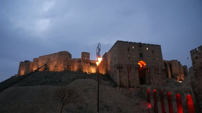 Una parte de la muralla de la histórica Ciudadela de Alepo se muestra iluminada al caer la noche. Imagen tomada el 11 de diciembre de 2009.