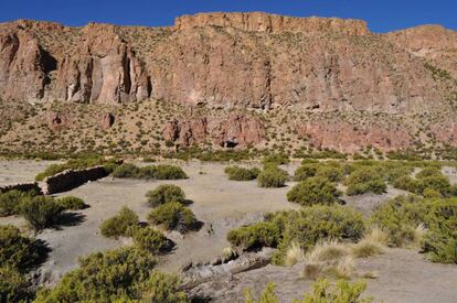 A view of the outside of Cueva del Chileno.