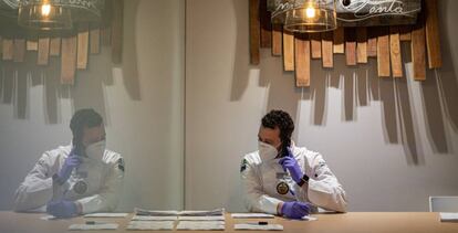 Un cocinero organiza los pedidos en un restaurante un día antes de que los clientes puedan acudir al local para recoger comida para llevar con cita previa en bares y restaurantes como una de las medidas de la fase 0 de la desescalada.
 
 Iñaki Berasaluce / Europa Press
 03/05/2020 