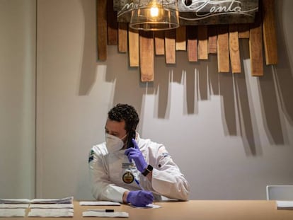 Un cocinero organiza los pedidos en un restaurante un día antes de que los clientes puedan acudir al local para recoger comida para llevar con cita previa en bares y restaurantes como una de las medidas de la fase 0 de la desescalada.
 
 Iñaki Berasaluce / Europa Press
 03/05/2020 