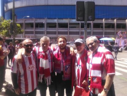 Partido contra el Eibar esta temporada. Preparados para echar una mano a nuestro Atleti. No importaba el 3-0 del Bernabéu, esto era un partido vital para el tercer puesto. En la foto, tres generaciones unidas por un solo sentimiento.