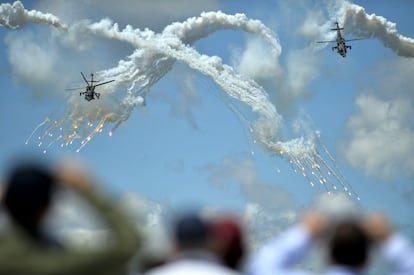 Pilotos de las fuerzas a&eacute;reas de Colombia realizan ejercicios acrob&aacute;ticos con sus helic&oacute;pteros Blackhawk, en Rionegro, en el departamento de Antioqu&iacute;a.