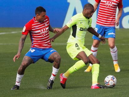 Kondogbia controla ante la presión de Kenedy.