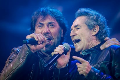 Javier Bardem y Miguel Ríos cantando 'Bienvenidos' en el concierto 40º aniversario de 'Rock & Ríos', anoche en el WiZink Center de Madrid.