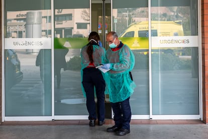 Dos trabajadores devuelven un paciente al hospital después de haber sido estabilizado en un centro especializado.