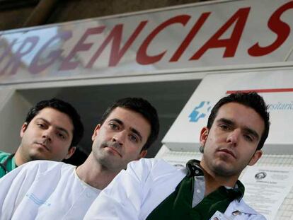Los MIR Zaid al Nakeeb, José Luis Navarro y Daniel Betancor, a las puertas del hospital de la Princesa.