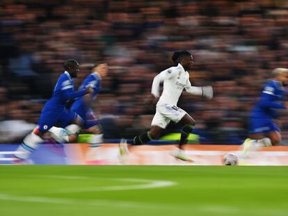 LONDON, ENGLAND - APRIL 18: Eduardo Camavinga of Real Madrid runs with the ball during the UEFA Champions League quarterfinal second leg match between Chelsea FC and Real Madrid at Stamford Bridge on April 18, 2023 in London, England. (Photo by Michael Regan/Getty Images)