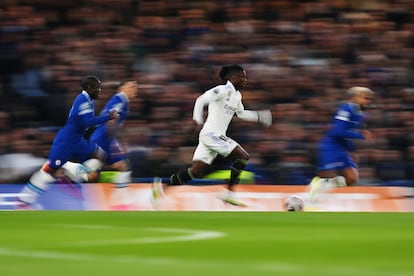 LONDON, ENGLAND - APRIL 18: Eduardo Camavinga of Real Madrid runs with the ball during the UEFA Champions League quarterfinal second leg match between Chelsea FC and Real Madrid at Stamford Bridge on April 18, 2023 in London, England. (Photo by Michael Regan/Getty Images)