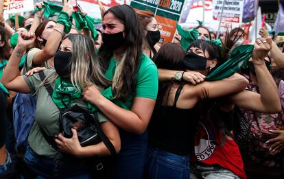 Mujeres celebrando, el 11 de diciembre de 2020, que la Cámara de Diputados aprobó el proyecto de ley que legalizaría el aborto en Argentina.