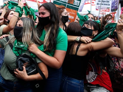 Mujeres celebrando, el 11 de diciembre de 2020, que la Cámara de Diputados aprobó el proyecto de ley que legalizaría el aborto en Argentina.