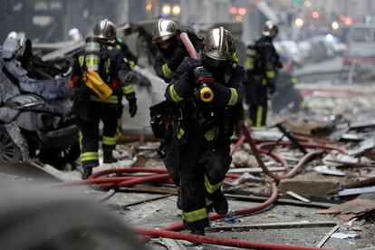 Bomberos arrastran una manguera intervenir después de la explosión. "Estábamos durmiendo cuando escuchamos un ruido, pensamos que era un terremoto", contó a la AFP una adolescente que vive en una calle cercana. "Bajamos y vimos un edificio en llamas", añadió su hermano.