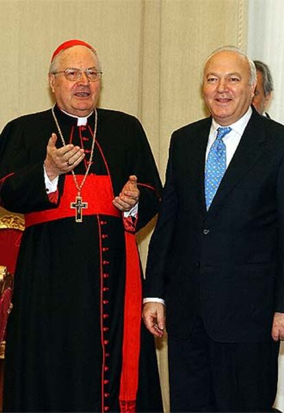 El secretario de Estado vaticano, Angelo Sodano, junto a Moratinos.