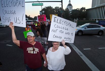 Varias personas protestan en Florida pidiendo al colegio electoral que cambie su voto.