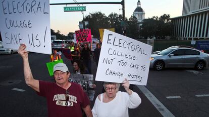 Varias personas protestan en Florida pidiendo al colegio electoral que cambie su voto.
