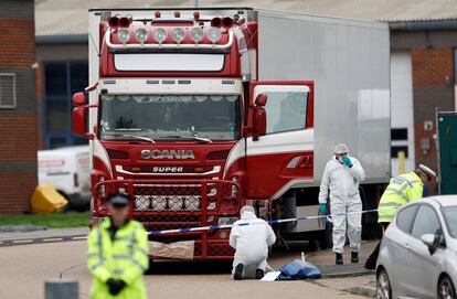 La policía de Essex (Reino Unido) ha hallado este miércoles por la mañana 39 cadáveres dentro de un camión en una zona industrial de Grays, al este de Londres.
