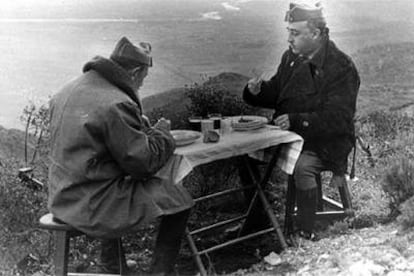 El general Franco, a la derecha, almuerza con el general Dávila durante la Guerra Civil española.