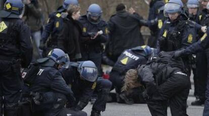 Los antidisturbios daneses detienen a uno de los reventadores de la marcha del sábado.