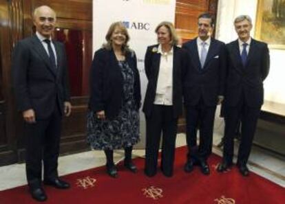 El presidente de Ferrovial, Rafael Del Pino (i), la presidenta-Editora de ABC, Catalina Luca de Tena (i), la presidenta de la Comisión Nacional del Mercado de Valores, Elvira Rodríguez (c), el presidente del Grupo Vocento, Enrique Ibarra, y el presidente de Deloitte, Fernando Ruiz, durante la conferencia almuerzo organizada por el Foro ABC-Deloitte, que ha tenido lugar hoy en Madrid.
