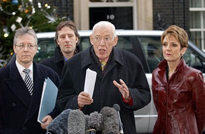 El reverendo protestante Ian Paisley (centro) habla ayer ante el número 10 de Downing Street.