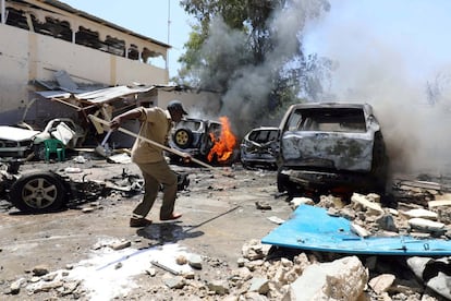Mogadiscio es escenario frecuente de ataques del grupo yihadista somalí, afiliado a la red de Al Qaeda, que controla parte del territorio en el centro y el sur del país.