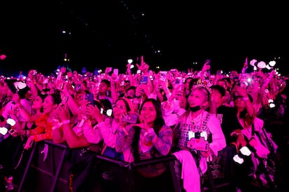 Durante el concierto, cientos de asistentes blandieron en el aire unos pequeños mazos de luz. Cada uno costaba 55 dólares. El festival no solo es un escaparate musical. 