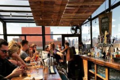 Rooftop del pub Berry Park, cerca de McCarren Park, en Greenpoint, Nueva York.