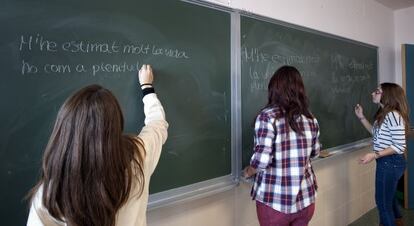 Alumnas de línea en valenciano en una clase del instituto de Secundaria Cid Campeador de Valencia.