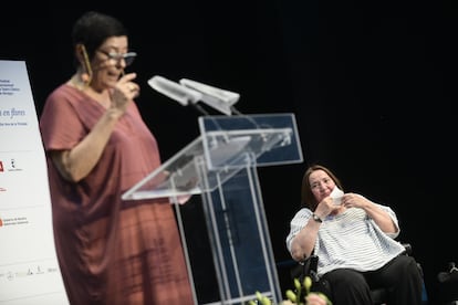 Rosana Torres observa a Almudena Grandes, durante su discurso de agradecimiento a la periodista de EL PAÍS en el homenaje del festival de Almagro.