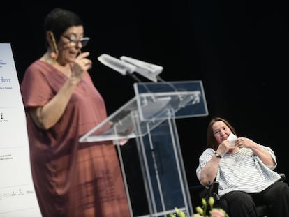 Rosana Torres observa a Almudena Grandes, durante su discurso de agradecimiento a la periodista de EL PAÍS en el homenaje del festival de Almagro.