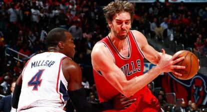 Pau Gasol y Paul Millsap en el encuentro de este lunes.