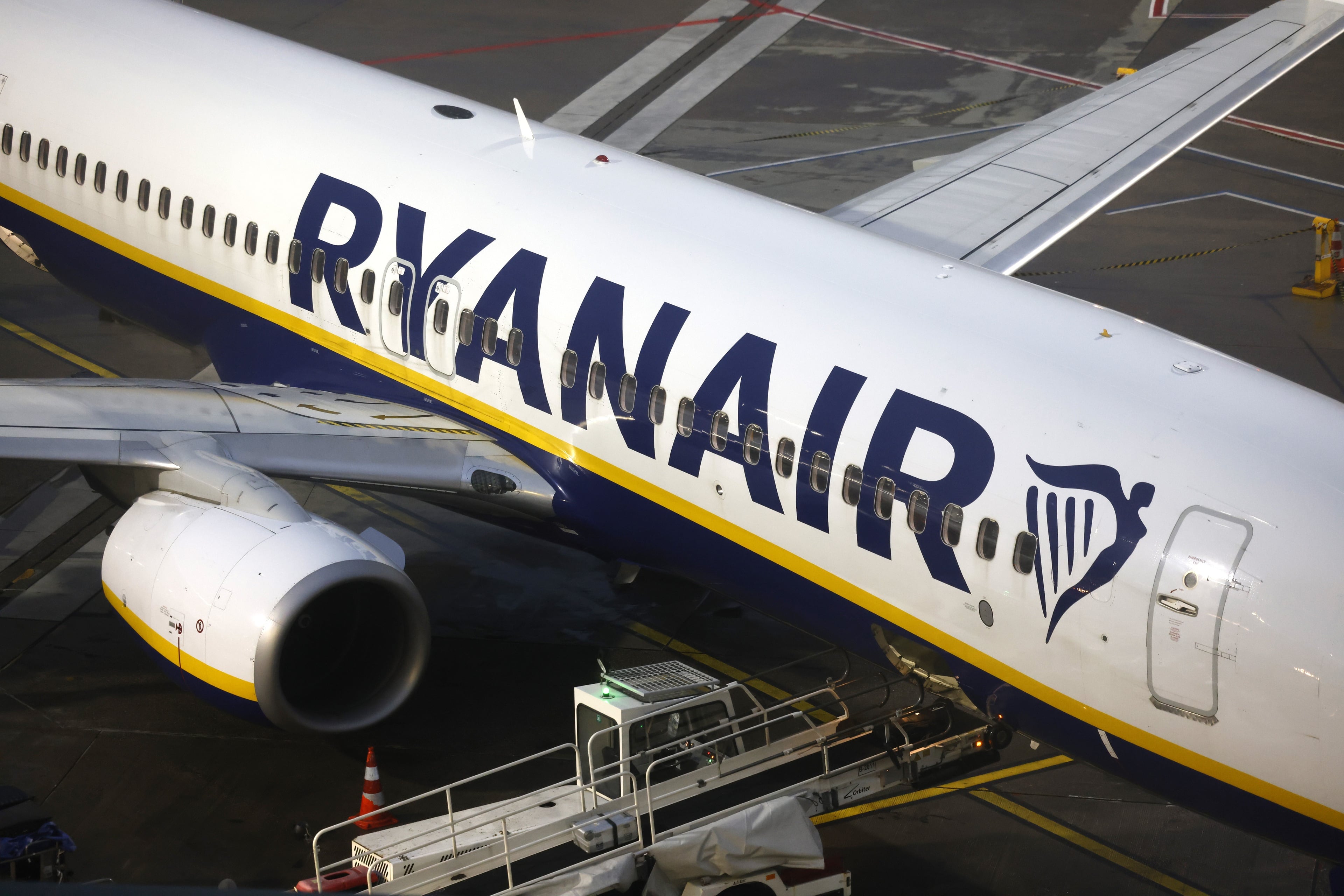 Un pasajero sale parcialmente expulsado de un avión de Ryanair tras el desprendimiento de una ventanilla