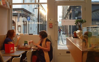 Interior del café de la London Review Bookshop, en Bury Place, Londres.