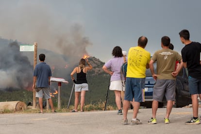 Vecinos contemplan el avance de las llamas en Corbera d'Ebre (Tarragona).
