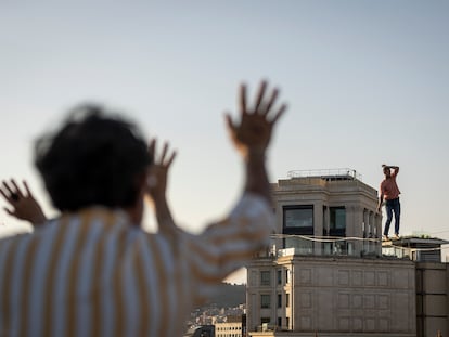 El funambulista Nathan Paulin, en el acto de la inauguración popular del Grec Festival de Barcelona de 2023.