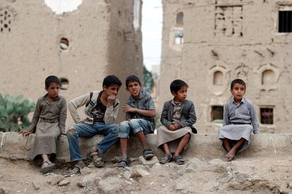 Niños yemeníes en una carretera en Sanaa (Yemen).