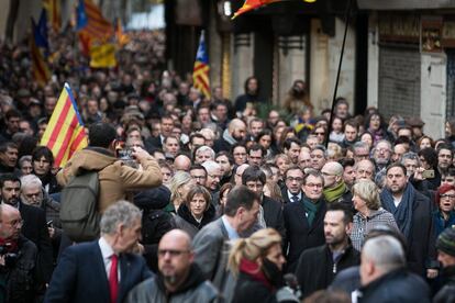 Una multitud acompaña al expresidente catalán, Artur Mas y las consejeras Irene Rigau y Joana Ortega al juicio por la consulta del 9N, en Barcelona.