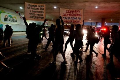 Manifestantes exigiendo mayor inversión en educación