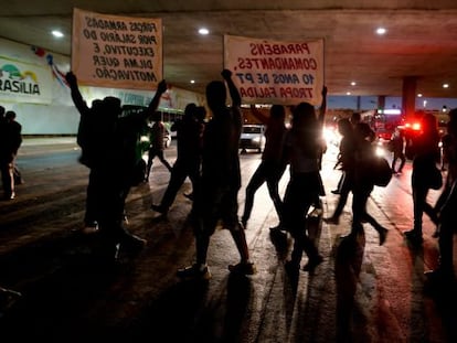 Manifestantes exigiendo mayor inversi&oacute;n en educaci&oacute;n