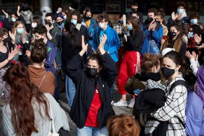 Alumnes i professionals es manifestes contra els abusos a l'Institut del Teatre.